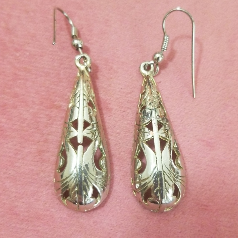 1 pair silver pierced earrings